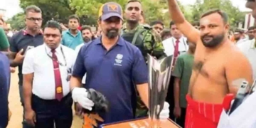 උතුරට T20 ලෝක කුසලානය එපා වෙයි! නල්ලූර් කෝවිලට කප් එක අරන් ගියාම භාරකරුවන් එළියට අරන් යන්න කියයි! ‘කප් එකට වඩා අපිට අපේ දෙයියෝ වටිනවා’! VIDEO I Sri Lanka Latest News
