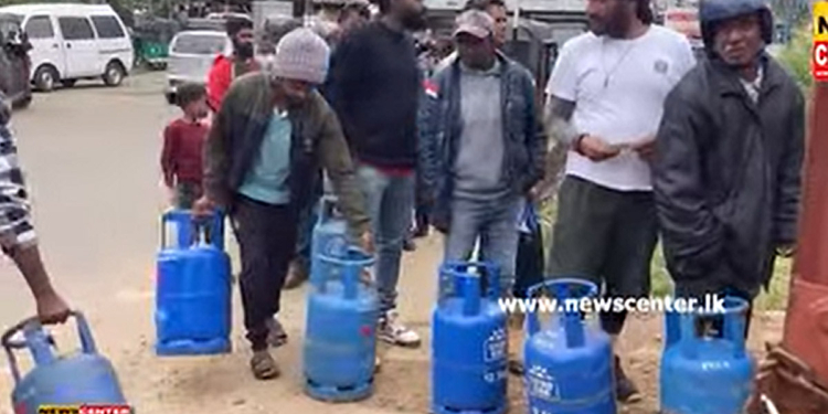 නුවරඑළියෙත් ගෑස් නෑ! මිනිස්සු පෝලිමේ…! VIDEO I Sri Lanka Latest News