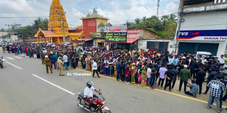 නිදහස් දවසේ උතුරේ මිනිස්සු කළු පටි බැඳන් පාරට බහී!  VIDEO & PHOTOS I Sri Lanka Latest News