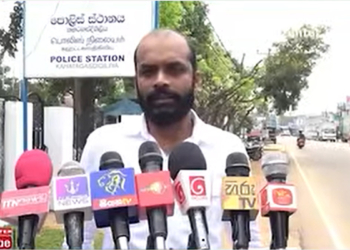 සමූපාකාර ඡන්දයේදී තවත් මහා අවුලක්! කහටගස්දිගිලිය මාලිමා සභාපති මාධ්යවේදියෙක්ට තර්ජනය කරලා! ‘අපේ ආණ්ඩුවක් තියෙන්නේ.. පරෙස්සම් වෙලා ඉන්න..’! පොලිසියට පැමිණිල්ලක්! VIDEO I Sri Lanka Latest News