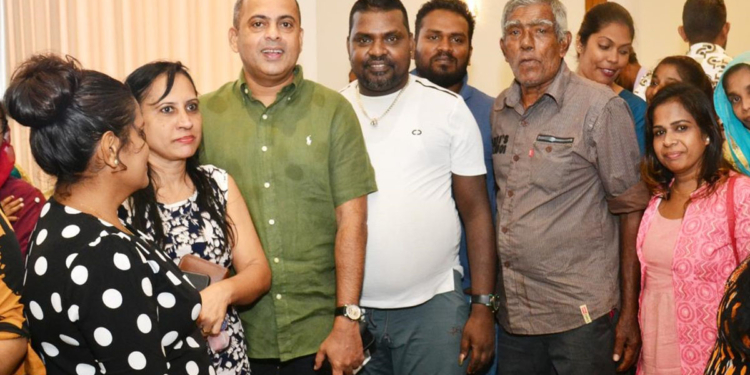 ඔක්කොම අත උස්සලා එකතු වෙයි! මරික්කාර් කොලොන්නාවේ සජබයි UNP එකයි එකතු කරයි! PHOTOS I Sri Lanka Latest News