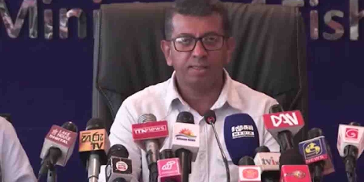 27 වෙනකම් මොනවත් කියන්න බෑ! ඊට පස්සේ සාකච්ඡා කරමු! ජනාධිපති කාර්යාලය ඉස්සරහා උපවාස කරන මාදැල් ධීවරයන්ගේ ප්‍රශ්නය ගැන ඇහුවාම ධීවර නියෝජ්‍ය ඇමැතිතුමා කියපු කතාව! VIDEO I Sri Lanka Latest News