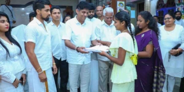 සජබෙට අවුරුදු 6යි! කිරිවෙහෙරේ ආගමික පිංකම්වලින් පසු සජිත් දහම්පාසල් සිසු දරුවන්ට පාසල් නිල ඇඳුම් රෙදි ලබා දෙයි! PHOTOS & VIDEO I Sri Lanka Latest News