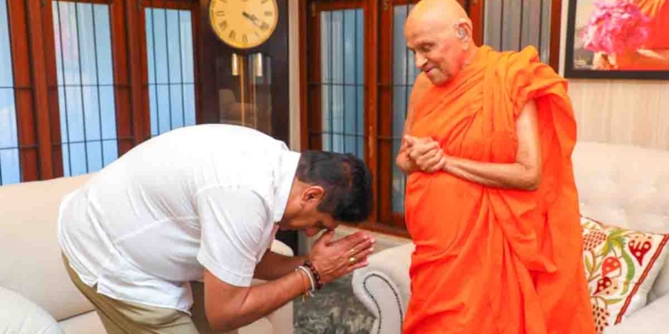 සජිත් අභයාරාමයට ගිහින් හදිසියේම මුරුත්තෙට්ටුවේ හිමියන් හමුවූයේ ඇයි? කතා කළේ මොනවද? PHOTOS I Sri Lanka Latest News