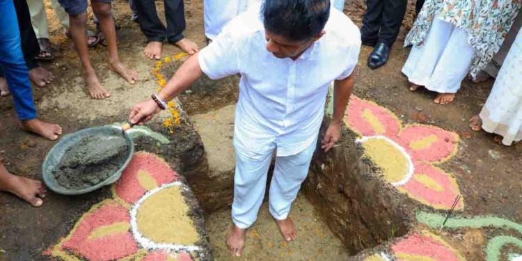 පහුගිය දවස්වල සමහරු ස්වාමින් වහන්සේලාට කතා කරපු විදිහ වැරදියි! කිසිම කෙනෙක්ට බුදුදහමට හෝ ආගමික නායකයන්ට අපහාස කරන්න අයිතියක් නෑ! ගැමුණු පුර ශ්‍රී විශුද්ධාරාමයේ නව සංඝාවාස ගොඩනැගිල්ලට සජිත් මුල්ගල තියමින් කියයි! VIDEO & PHOTOS I Sri Lanka Latest News
