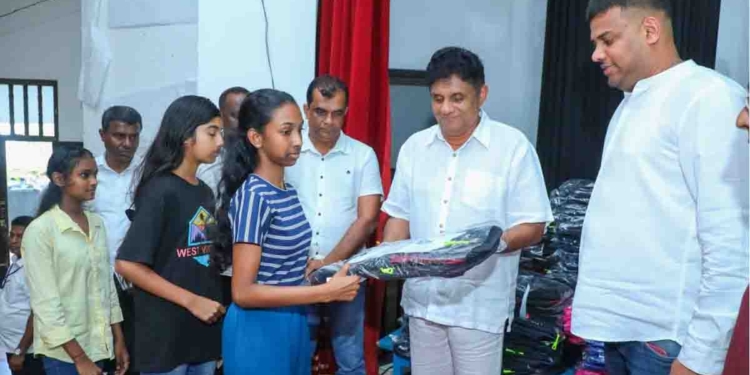 MAS කර්මාන්ත ශාලාව වහලා 26000කට රස්සා නැතිවෙන්න යද්දි ආණ්ඩුව ආගමික නායකයන්ට අපහාස කරමින් යනවා! අඩු තරමේ ගෑස් හිඟයක් තියෙනවා කියලවත් ආණ්ඩුව දන්නේ නෑ! පාසල් ළමුන් 700කට පොත් බෑග් බෙදා දීමේ උත්සවයකට සජිත් එක්වෙයි! VIDEO & PHOTOS I Sri Lanka Latest News