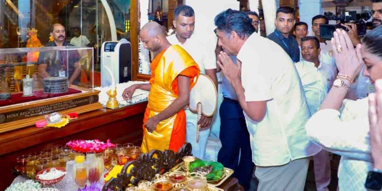 සජිත් ගංගාරාමයට ගිහින් ‘දෙව්නිමෝරි’ සර්වඥ ධාතුන් වහන්සේ වැඳපුදා ගනී! PHOTOS I Sri Lanka Latest News