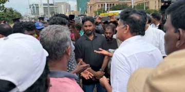 සජිත් ජනපති ලේකම් කාර්යාලය ඉදිරිපිට මාදැල් ධීවරයන්ගේ උද්ඝෝෂණයට බහී! මාළු අල්ලන්න ඇප් හදනවා කියලා බලයට ආපු ආණ්ඩුව අද ‘පන්න’ ක්‍රමයත් තහනම් කරන්න යනවා! VIDEO & PHOTOS I Sri Lanka Latest News