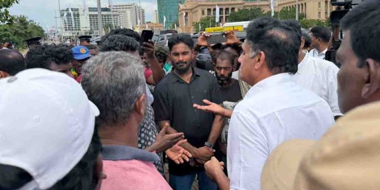සජිත් ජනපති ලේකම් කාර්යාලය ඉදිරිපිට මාදැල් ධීවරයන්ගේ උද්ඝෝෂණයට බහී! මාළු අල්ලන්න ඇප් හදනවා කියලා බලයට ආපු ආණ්ඩුව අද ‘පන්න’ ක්‍රමයත් තහනම් කරන්න යනවා! VIDEO & PHOTOS I Sri Lanka Latest News