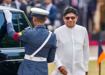 ලොකු ලොකු කොම්පැනිකාරයෝ දිගට හරහට දේශපාලඥයෝ සල්ලිවලට අරන් උන්ගේ කටවල් වහලා තියෙද්දී විපක්ෂනායක නොකඩවා.. නොනවත්වා පොඩි ව්යාපාරිකයෝ බේරගන්නා සටනේ! ජරාව කාලා ඉන්න ඔස්තාර්ලාට නම් මේවා විහිලු! VIDEO & PHOTOS I Sri Lanka Latest News