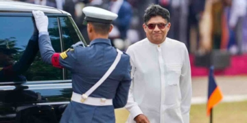 ලොකු ලොකු කොම්පැනිකාරයෝ දිගට හරහට දේශපාලඥයෝ සල්ලිවලට අරන් උන්ගේ කටවල් වහලා තියෙද්දී විපක්ෂනායක නොකඩවා.. නොනවත්වා පොඩි ව්‍යාපාරිකයෝ බේරගන්නා සටනේ! ජරාව කාලා ඉන්න ඔස්තාර්ලාට නම් මේවා විහිලු! VIDEO & PHOTOS I Sri Lanka Latest News