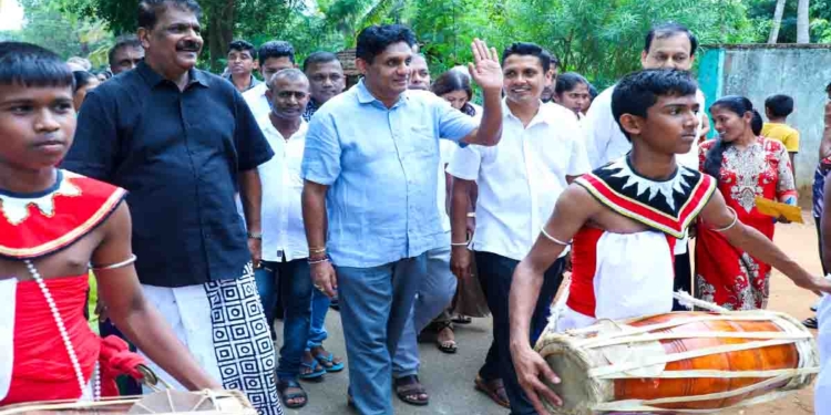 මහපාරේ වෙඩි තියලා මිනී මරද්දි පාතාලෙන් මැරුවා කියනවා! නිව්ස්වලට කියනවා පාතාලෙ අල්ලලා විනාශ කරලා ඉවරයි කියලා! මොකද්ද මේකෙ තේරුම! මහලොකුවට කිව්වේ නම් මාස දෙකෙන් පාතාලෙ ඉවර කරනවා කියලා! බංකුවක් අරන් එන්න ජාතික ආරක්ෂාව ගැන ටියුෂන් දෙන්නම් කිව්වා! PHOTOS & VIDEO I Sri Lanka Latest News