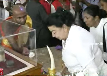 ශිරන්තිත් ගංගාරාමයට ඇවිත් සර්වඥ ධාතු වැඳ පුදා ගනී! VIDEO I Sri Lanka Latest News