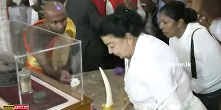 ශිරන්තිත් ගංගාරාමයට ඇවිත් සර්වඥ ධාතු වැඳ පුදා ගනී! VIDEO I Sri Lanka Latest News