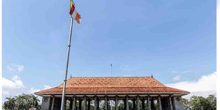 විමල්ගේ ගැහිල්ලෙන් පස්සේ නිදහස් චතුරශ්‍රයේ යළි බෞද්ධ කොඩිය ඉස්සේ! VIDEO I Sri Lanka Latest News