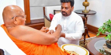 ත්‍රි’මලේ සිද්ධියට ආණ්ඩුවට බැනලා අනුරට ලියුමක් ලියපු ඉත්තෑපානේ හාමුදුරුවෝ ජනාධිපති කාර්යාලයටම ගිහින් අනුරව හමුවෙයි! ආශීර්වාද කොට පිරිත් පිරිත් නූලකුත් බඳියි! PHOTOS I Sri Lanka Latest News