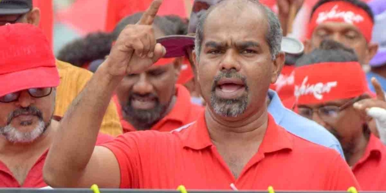 මාලිමා ආණ්ඩුවේ වෘත්තීය සමිති නායක චන්දන සූරියාරච්චිව වෘත්තීය සමිතිවලින් පන්නයි! සමුළුව කැන්සල් කළා කියලා SMS යවලා! ශාලාවත් කැන්සල් කරලා! ලැජ්ජයි මහත්තයෝ…! තවමත් කියන්නේ පච..! උඹලට මේක කරන්න බෑ..! වෘත්තීය සමිති නායකයන්ට යකා නැගලා! VIDEO I Sri Lanka Latest News