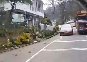 පිස්සෙක් වාහනයක් අතට අරන්! තුන්දෙනෙක්ගේ ජීවිත නූලෙන් බේරෙයි! Sri Lanka Latest News