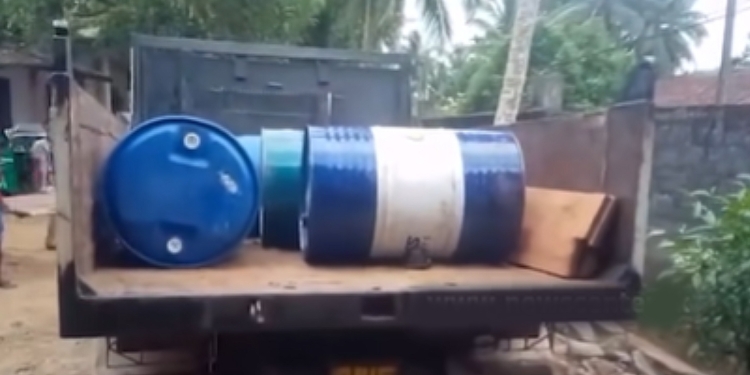 කාටවත් තෙල් නැති වෙලාවේ එකෙක් ගේ ඇතුළේ ෂෙඩ් එකක් දාලා! VIDEO I Sri Lanka Latest News