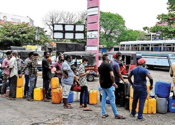 මහා පෝලිම් යුගයක්! උද්ධමනය 7% පැන්නොත් තත්ත්වය අතිභයානකයි! යුද්ධය නිසා ලංකාවට වෙන්න යන දේ ගැන මහබැංකුවේ හිටපු නියෝජ්‍ය අධිපති කතා කරයි! Sri Lanka Latest News