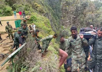 ලෝකාන්තෙන් වැටුණු කෙල්ල මාන ගහක් අල්ලන් එල්ලිලා හිටියා! මම කඹයක් දාලා පල්ලෙහාට බැස්සා! කමාන්ඩෝ දෙන්නා බැස්සේ ඊට පස්සේ! සෙල්ෆි ගහන්න ගිහින් වැටුණු වෛද්ය සිසුවිය බේරගත්ත ඇඟ හිරිවැටෙන මෙහෙයුම! Sri Lanka Latest News