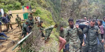 ලෝකාන්තෙන් වැටුණු කෙල්ල මාන ගහක් අල්ලන් එල්ලිලා හිටියා! මම කඹයක් දාලා පල්ලෙහාට බැස්සා! කමාන්ඩෝ දෙන්නා බැස්සේ ඊට පස්සේ! සෙල්ෆි ගහන්න ගිහින් වැටුණු වෛද්‍ය සිසුවිය බේරගත්ත ඇඟ හිරිවැටෙන මෙහෙයුම! Sri Lanka Latest News