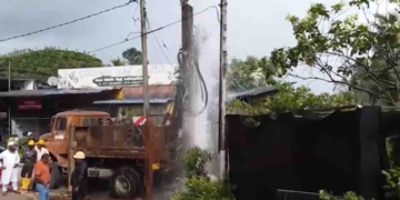හැමෝම පුදුමයට පත්කරමින් හිටපු ගමන් පිටබැද්දර පොළොව යටින් මහා ජල කඳක් අහසට විදින්න ගනී! VIDEO I Sri Lanka Latest News