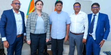 රටම යළිත් ආර්ථික අර්බූදයකට යන ලකුණු මැද්දේ විපක්ෂනායක සජිත් රට යළි ගොඩගැනීම ගැන ජාත්‍යන්තර ආර්ථික විශේෂඥයන් එක්ක සාකච්ඡා කිරීම අරඹයි! මුලින්ම ආර්ථික විද්‍යාඥ එලේනා පැනරිට්ස් හමුවෙයි! මිනිස්සුන්ට නොතේරෙන ආර්ථිකයක් ගැන කතා කරන ආර්ථික ඔස්තාර්ලා වෙනුවට මිනිස්සුන්ට තේරෙන භාෂාවෙන් ආර්ථිකය ගැන කියන ආර්ථික විශේෂඥයොත් සාකච්ඡාවට ඇවිත්! VIDEO & PHOTOS I Sri Lanka Latest News