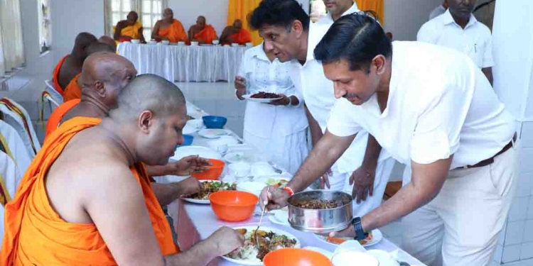 ගාමිණී දිසානායක ගුණ සමරුවේදී සජබයයි එජාපයයි මුලින්ම එකතු වුණා! දැන් බෙල්ලන ඥානවිමල නාහිමියන්ගේ ගුණ සමරුවේදීත් සජබ නායකයොයි එජාප නායකයොයි එකතු වෙලා! මේ යන විදිහට හෙට අනිද්දාම පක්ෂ දෙකේම පාක්ෂිකයන්ට හොඳ ප්‍රවෘත්තියක් ලැබෙයි වගේ! PHOTOS & PHOTOS I Sri Lanka Latest News