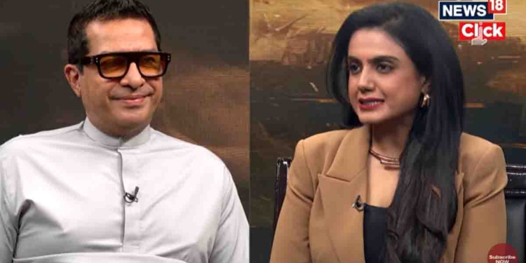 මුලින්ම විජිත…! ඊළඟට නාමල්..! මෙන්න ඒ පාර ඉන්දියාවෙදි සුජීව සේනසිංහවත් ඉංග්‍රීසියෙන් ප්‍රශ්න කරනවා! හොඳට බලන්න! VIDEO I Sri Lanka Latest News