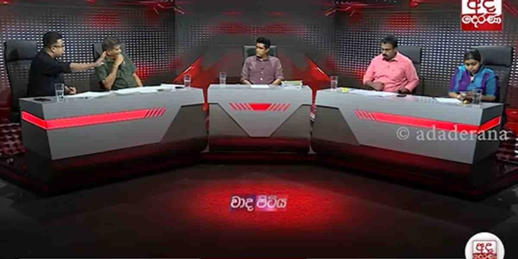 ලයිට් කපන්න වෙන්නේ යුද්දේ නිසා නෙමෙයි සුද්දේ නිසා! කුමාර ජයකොඩිගේ බාල ගල්අඟුරු සුද්දය ගැන වාද පිටියට ආපු සජබෙ වරුණ එකින් එක කියද්දී ආණ්ඩුවෙන් ආපු එරංගයි ලක්මාලියි ඔළුව පාත් කරගෙන ෆෝන් එක ඔබනවා! VIDEO I Sri Lanka Latest News