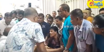 තෙල් ප්‍රශ්න අස්සේ අලුත්ගම අලුත් ප්‍රශ්නයක්! හෙන වළියක්! මිනිස්සු බෝඩ් උස්සගෙන පාරට බැහැලා! VIDEO I Sri Lanka Latest News