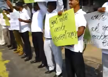 තෙල් මිලට එරෙහිව සීතාවක මන්ත්‍රීවරු පාරට බහී! එදා කිව්වෙ නම් එහේ වැඩිවෙද්දි මෙහේ වැඩි කරන්න ආණ්ඩුවක් ඕන නෑ කියලයි! මේක ආණ්ඩුවක් නෙමෙයි පාණ්ඩුවක්! VIDEO I Sri Lanka Latest News