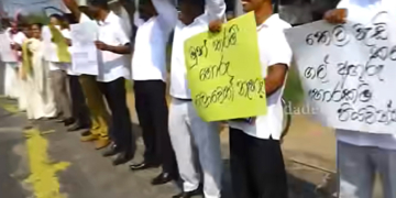 තෙල් මිලට එරෙහිව සීතාවක මන්ත්‍රීවරු පාරට බහී! එදා කිව්වෙ නම් එහේ වැඩිවෙද්දි මෙහේ වැඩි කරන්න ආණ්ඩුවක් ඕන නෑ කියලයි! මේක ආණ්ඩුවක් නෙමෙයි පාණ්ඩුවක්! VIDEO I Sri Lanka Latest News
