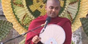 තෙල් ගේන ඇල වහලත් නෑ! තෙලුත් තියනවා! මිනිස්සු පෝලිමේ! කත්නෝරුවේ හාමුදුරුවොත් අද පෝය දවසෙ කියන්නේ තෙල් පෝලිමේ ඉන්න අපේ මිනිස්සු ගැන බණක්! VIDEO I Sri Lanka Latest News