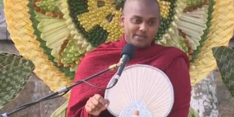 තෙල් ගේන ඇල වහලත් නෑ! තෙලුත් තියනවා! මිනිස්සු පෝලිමේ! කත්නෝරුවේ හාමුදුරුවොත් අද පෝය දවසෙ කියන්නේ තෙල් පෝලිමේ ඉන්න අපේ මිනිස්සු ගැන බණක්! VIDEO I Sri Lanka Latest News