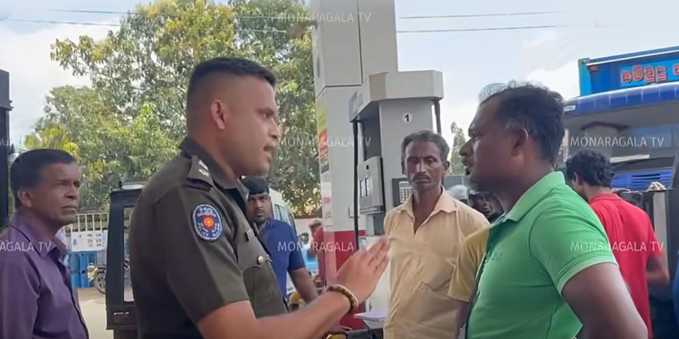 මෙන්න කෙළින් වැඩ කරන OIC මහත්තුරු! ආවා.. බැස්සා.. එළෙව්වා..! එකෙන්ම රෙස්පෙක්ට් සර්..! VIDEO I Sri Lanka Latest News
