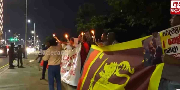රට ආයෙත් ගෝඨාගේ කාලෙ වගේ වෙන්නද යන්නේ..! රට අඳුරට දාන්න එපා! පන්දම් අල්ලගෙන ඊයේ රෑ ජනාධිපති ලේකම් කාර්යාලය ඉදිරිපිට දැවැන්ත විරෝධතාවක්! ජාත්‍යන්තර කුමන්ත්‍රණයක් ගැන හෙළිදරව්වක්! VIDEO I Sri Lanka Latest News