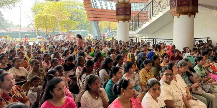 කාන්තාවන් එක පොකුරට රොද බැඳ ගත් සජබ කාන්තා සමුලුව සජීවීව බලන්න! VIDEO & PHOTOS I Sri Lanka Latest News