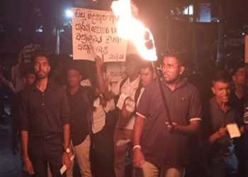 පන්දම් පත්තු කරන් පේරාදෙණි සිසුන් මහරෑ පාරට ඇවිත්! Sri Lanka Latest News