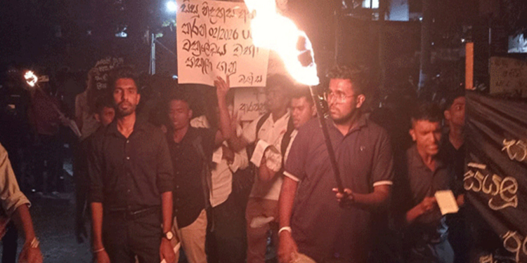පන්දම් පත්තු කරන් පේරාදෙණි සිසුන් මහරෑ පාරට ඇවිත්! Sri Lanka Latest News