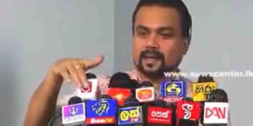 ආ.. දැන් වැඩේ හරි..! එදා මයික් එක පෙන්නලාම දිලිත්ගේ දෙරණටයි දිලිත්ටයි බැන බැන හිටපු විමල් දැන් ආපහු දිලිත්ටයි දෙරණටයි සෙට්වෙලා! 360ට ඇවිල්ලා සජිත්ටයි විපක්ෂයටයි ගහනවා..! කලිඳුත් ෆුල්ටෝස් දානවා…! දැන් විමල් දෙරණ ගැන මීක් නෑ..! අනේ විමල්ට ගිය කලක්..? VIDEO I Sri Lanka Latest News