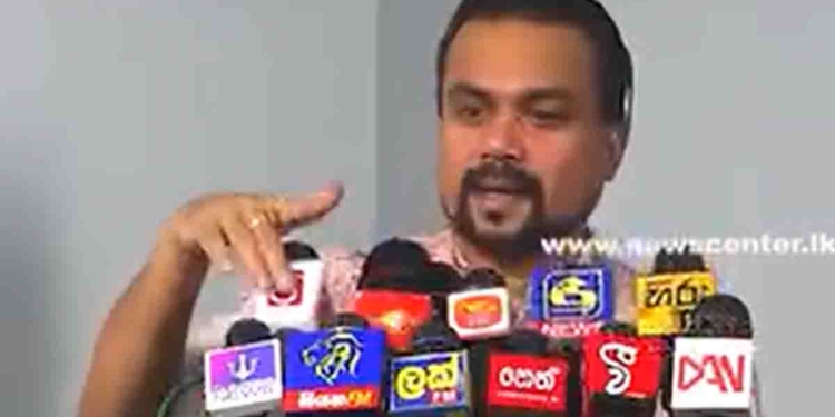 ආ.. දැන් වැඩේ හරි..! එදා මයික් එක පෙන්නලාම දිලිත්ගේ දෙරණටයි දිලිත්ටයි බැන බැන හිටපු විමල් දැන් ආපහු දිලිත්ටයි දෙරණටයි සෙට්වෙලා! 360ට ඇවිල්ලා සජිත්ටයි විපක්ෂයටයි ගහනවා..! කලිඳුත් ෆුල්ටෝස් දානවා…! දැන් විමල් දෙරණ ගැන මීක් නෑ..! අනේ විමල්ට ගිය කලක්..? VIDEO I Sri Lanka Latest News