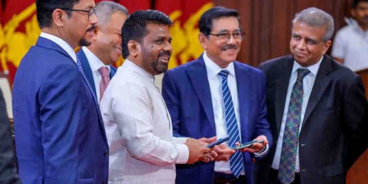 ජාතික QR ගෙවීම් ප්රචලිත කිරීමේ ව්යාපෘතිය අනුර දියත් කරයි! රුපියල් 5000 දක්වා සියලු QR ගනුදෙනුවලට සේවා ගාස්තු නිදහස්! ඕනෑම වේලාවක-ඕනෑම ස්ථානයක සිට P to P ගනුදෙනු පහසුවෙන්! PHOTOS I Sri Lanka Latest News