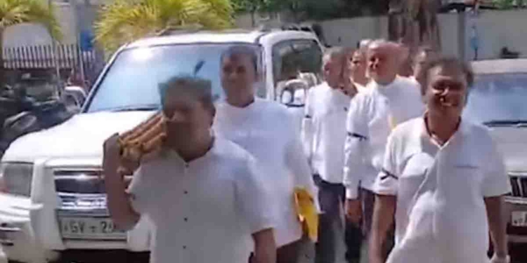 විදුලි බිලට-ගෑස් මිලට-තෙල් මිලට එරෙහිව බේරුවල මන්ත්‍රීවරුත් එළියට බැස්සා! දර මිටිත් උස්සගෙන සභාවට ඇවිත්! ආණ්ඩුවට විරුද්ධව කළු පටිත් බැඳලා! VIDEO I Sri Lanka Latest News