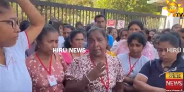 අවුරුදු නිවාඩුවට ගෙදර ගිහින් එද්දී කිසිම දැනුම් දීමක් නොකොට ඇඟළුම් කම්හල වහලා! 500ක් රස්සාව නැතිව මහපාරට! අවුරුදු දෙකහමාරකින්  EPF ගෙවලත් නෑ!  VIDEO I Sri Lanka Latest News
