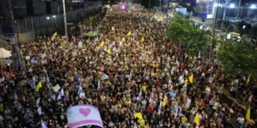 ඊශ්‍රායලයේ මිනිස්සුන්ට යුද්ධය එපා වෙයි! දහස් ගණන් පාරට බැහැලා විරෝධතාවල! VIDEO I Sri Lanka Latest News