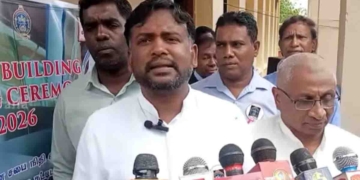 පාසල්වල උත්සවවලට එන්නෙ නෑ කියලා කලින් කිව්වා නේද? පාසලේ උත්සවයකට ආපු අධ්‍යාපන නියෝජ්‍ය ඇමැතිගේ මුහුණටම මාධ්‍යවේදියෙක් අහයි! ඇමැතිතුමා දීපු උත්තරේ මරු! VIDEO I Sri Lanka Latest News