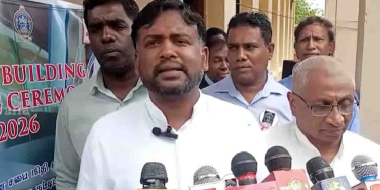 පාසල්වල උත්සවවලට එන්නෙ නෑ කියලා කලින් කිව්වා නේද? පාසලේ උත්සවයකට ආපු අධ්යාපන නියෝජ්ය ඇමැතිගේ මුහුණටම මාධ්යවේදියෙක් අහයි! ඇමැතිතුමා දීපු උත්තරේ මරු! VIDEO I Sri Lanka Latest News