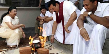 මහින්ද ඉස්සර වගේම කාල්ටන් මහගෙදර දරුමුණුපුරන් පිරිවරාගෙන අලුත් අවුරුදු චාරිත්‍රවාරිත්‍ර ඉටුකරයි! VIDEO I Sri Lanka Latest News